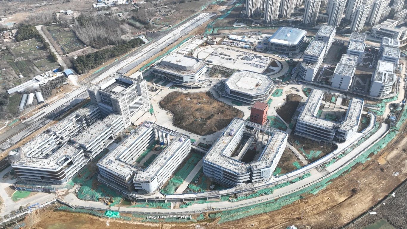 為確保合肥一中淝河校區(qū)項(xiàng)目2024年竣工交付節(jié)點(diǎn)如期完成，迅速掀起春節(jié)后復(fù)工即大干勞動(dòng)熱潮，形成一股緊張快干、提速爭(zhēng)先的濃厚氛圍，2月16日，合肥一中淝河校區(qū)項(xiàng)目召開(kāi)節(jié)后復(fù)工動(dòng)員大會(huì)。會(huì)上，各部門負(fù)責(zé)人報(bào)告了2023年度收尾工作情況及今年的工作任務(wù)，以月、周為時(shí)間軸線，明確各目標(biāo)節(jié)點(diǎn)，并以圖表的形式對(duì)各勞務(wù)班組負(fù)責(zé)人進(jìn)行全面交底，落實(shí)工作目標(biāo)責(zé)任制，做到責(zé)任到人，切實(shí)做到工作目標(biāo)化，目標(biāo)階段化，階段具體化，具體責(zé)任化。 (2)_副本.jpg